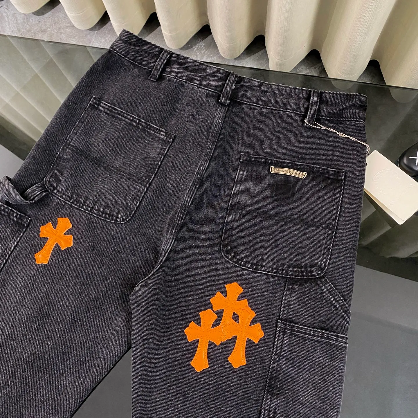 P270 CH Chromehearts limited edition orange cross patch leather black work jeans denim logging pants, counter price 34W level, patch cross pattern embellishment, washed jeans! ! An absolutely high-end luxury product, a 1.9W-level god-level single product, a super popular product, made by top heavy industry, a magic weapon that cannot be missed! [About Zangyin] This is an extremely luxurious fashion brand that can also be called the aristocracy of the high street. It has always been an exclusive brand for some hipsters or rich second generations. Compared with ordinary high streets, it is more luxurious and noble. Compared with luxury brands, it is more fashionable and individual. It has always been a brand that I have a special liking for. [Top heavy industry fashion design] Consistently high-street luxury style. Speaking of this style, the Zangyin family and GU family are definitely the leading representative brands. Especially the Zangyin family has really achieved a state-of-the-art effect in creating high-street style. The unique washed material is used to create this style. The color system is already quite eye-catching. After it is decorated with patchwork cross flowers, it cleverly highlights the charm of the brand. Secondly, this style uses classic The high-waist cutting design highlights the long legs and fashionable temperament of the upper body. The brand is highly recognizable and the slim fit configuration is more suitable for daily wear. It is a product that interprets personality, fashion, and specifications at a glance. This single product is enough to make any fan excited. It can be a white T-shirt for a youthful college style, or a tight suspender for a royal style. It has strong matching ability and can be easily controlled by men.  [Materials and craftsmanship] Needless to say, this point goes without saying. As an excellent craftsman brand, Zangyin’s requirements for details and craftsmanship are really perfect. The washed color of this model has gone through so many processes, not to mention the embellishment of denim appliques. It is also purely hand-made and sewn. Just like what they believe in, only hand-made things have soul and have the meaning of wear. A top-notch heavy-duty fashionable denim item, I look forward to your perfect interpretation! !  Color: black gray Size: 28-34